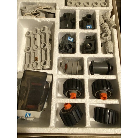 Vintage 1985, Robotix Series R-2000 by Milton Bradley - Picture 9 of 12